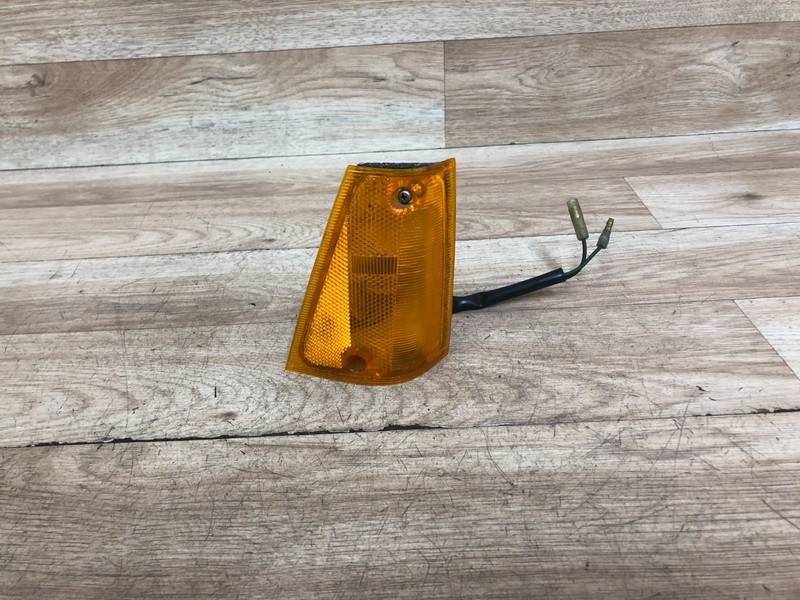 DATSUN 200SX OEM FRONT PASSENGER SIDE TURN SIGNAL LIGHT INDICATOR AMBER 80-83