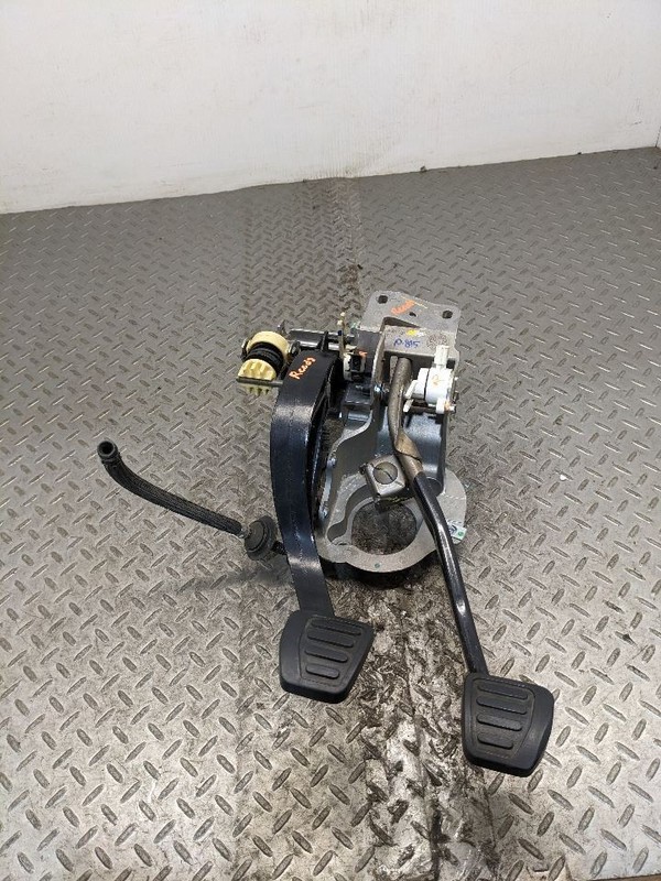 16-22 CHEVROLET CAMARO SS BRAKE & CLUTCH PEDAL ASSEMBLY 23105888 OEM 1172576