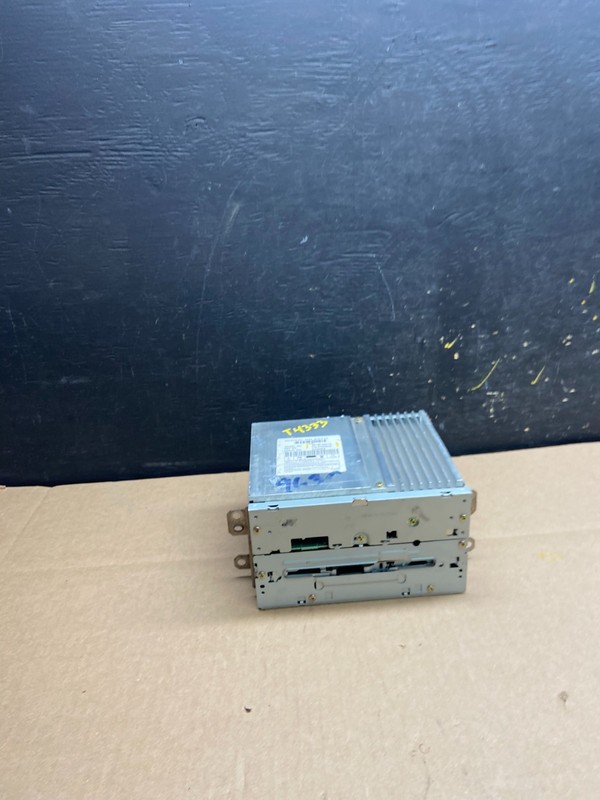 2004 to 2005 Nissan Titan Am Fm Cd Player Radio Receiver OEM T4333 DG