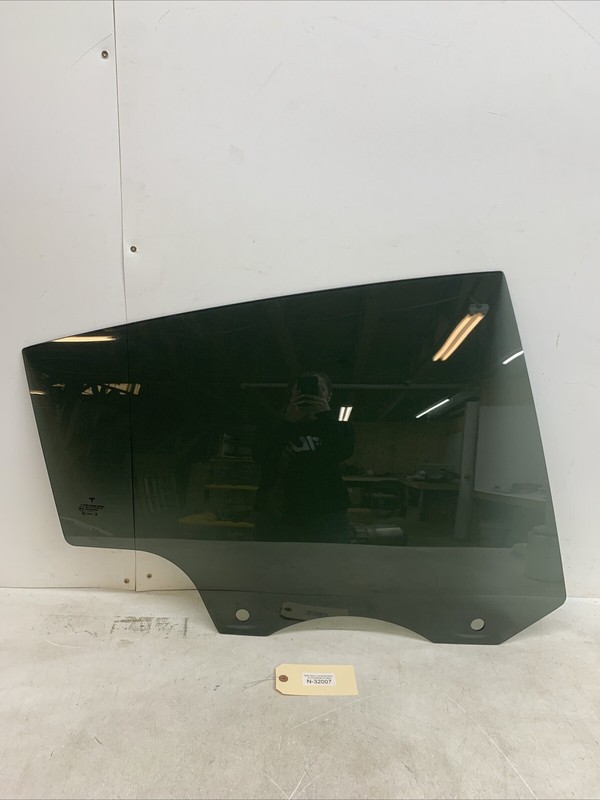 20-23 Tesla Y Rear Passenger Side Door Window Glass Right 43R-004553 32007 S1