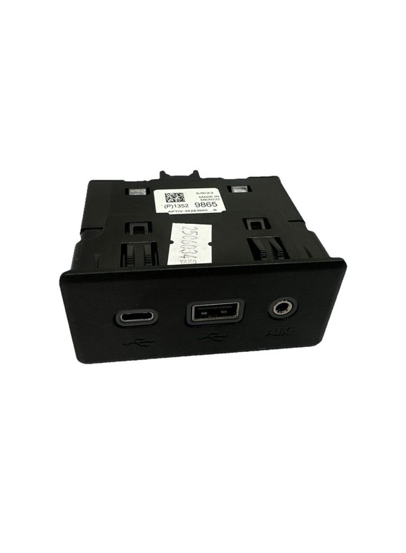 Chevrolet Equinox center console 2024 usb port charger & auxiliar audio 13529865