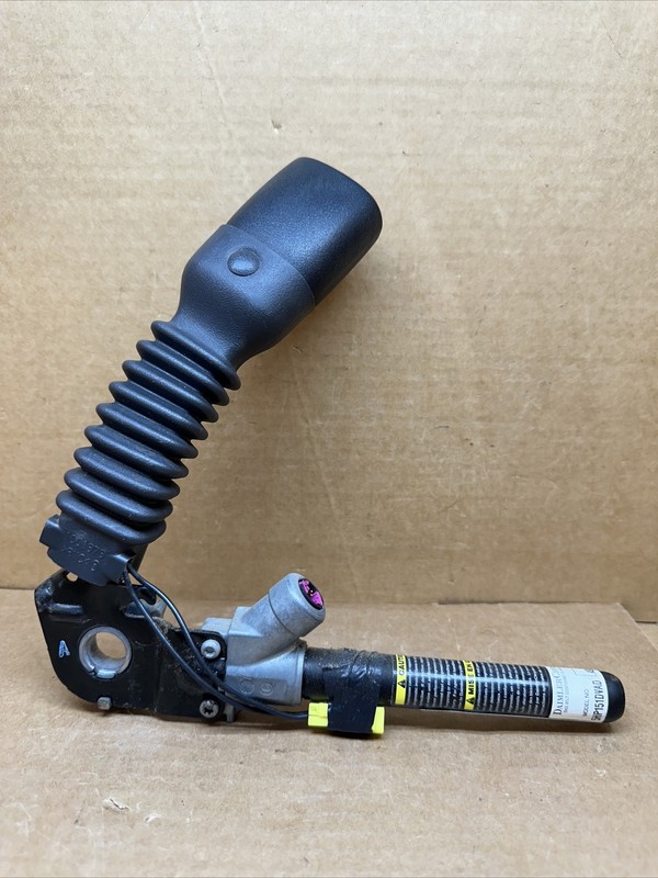 05-10 Grand Cherokee Commander Front Left Driver Side Seatbelt Buckle Black