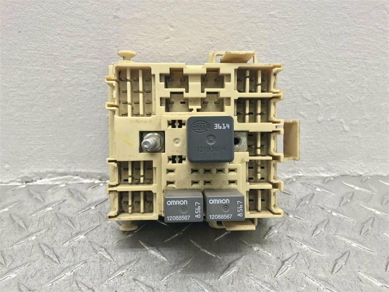 00-02 CHEVROLET SUBURBAN YUKON TAHOE 2WD 4.3L WIRING JUNCTION BLOCK OEM 15328692