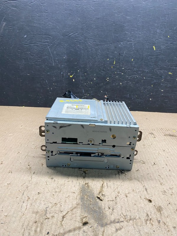 2004 to 2005 Nissan Titan Am Fm Cd Player Radio Receiver OEM Q9357 DG