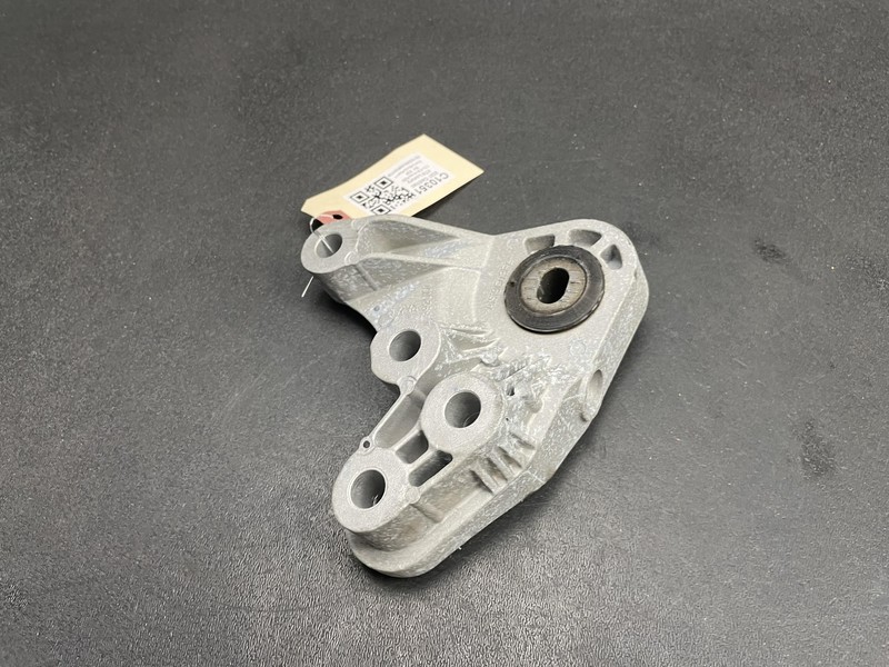 Transmission Mount Bracket 2021 Cadillac XT4 84027271 2019 2020 2022 2023
