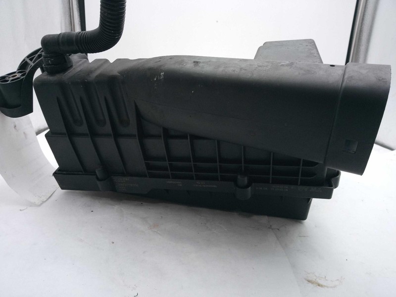 Used Air Cleaner Assembly fits: 2017 Volkswagen Tiguan 2.0 Grade B