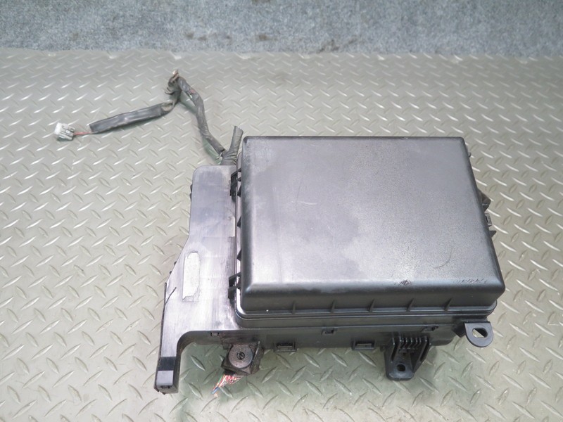 2003-2007 LEXUS UZJ100L LX470 UNDER HOOD POWER DISTRIBUTION FUSE RELAY BOX