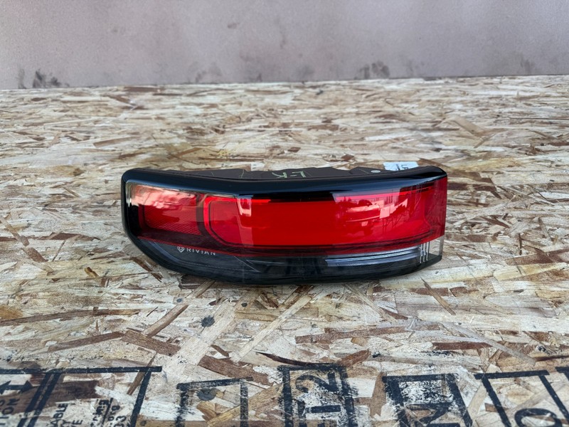 RIVIAN R1S R1T 2022-2024 OEM LEFT DRIVER LED TAILLIGHT TAIL LAMP ASSEMBLY