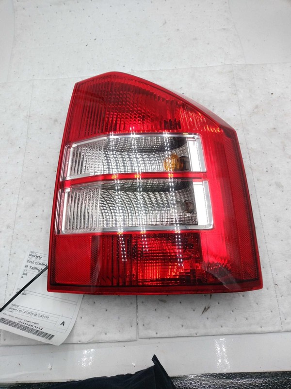 2010 Jeep Compass Right Tail Light Assembly White SCUFFS & SCRATCHES 212065