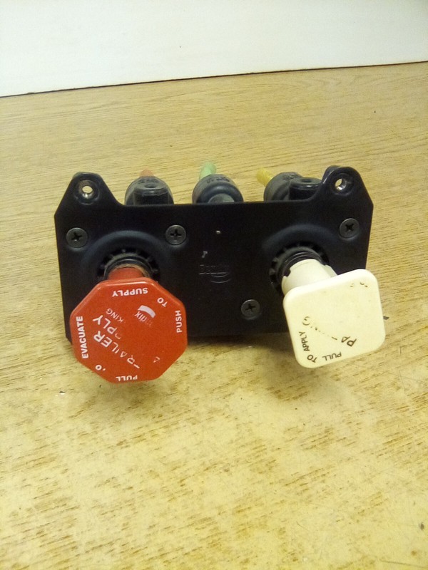 Kenworth Bendix 5002714 Air Brake Valve