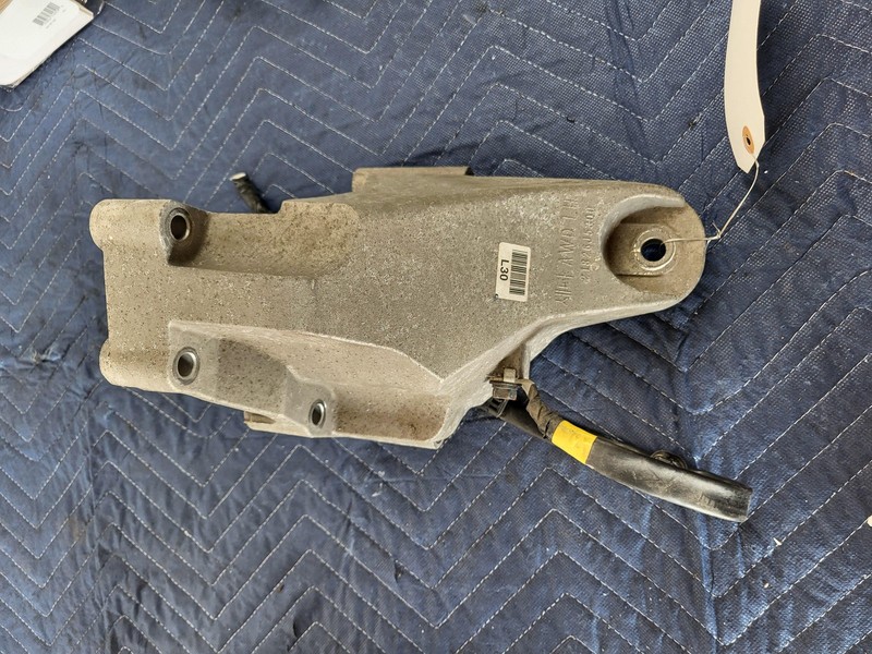 Used Oem GENESIS Left Engine Mount Bracket 21826-J5300 for 2019-2023 G70 2.0 RWD