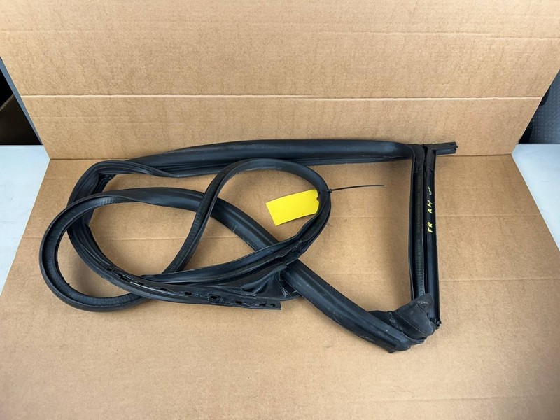 ✅ 17-23 Tesla Model 3 Front Right Door Body Weatherstrip Rubber Seal 1090499
