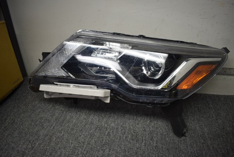 2017-2019 NISSAN PATHFINDER LEFT SIDE HEADLIGHT FACTORY OEM