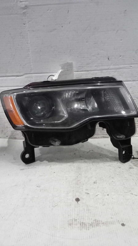 Used Right Headlight Assembly fits: 2017 Jeep Grand cherokee halogen projector c