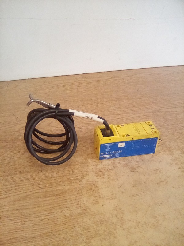 Banner F1 Multi-Beam Photoelectric Block W/2 Banner IA23P Fiver Optic Cables
