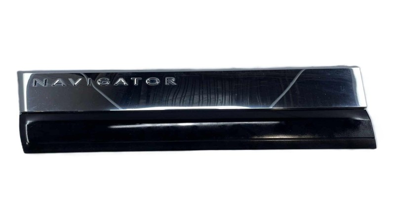 2008 Lincoln Navigator LH Driver Front Rocker Moulding Black & Chrome Scratch