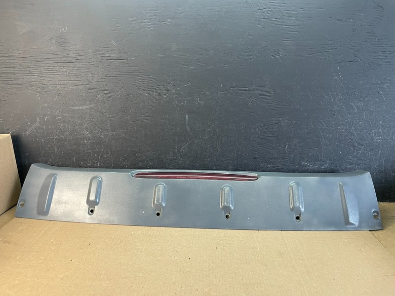 2002 to 2006 Chevrolet Avalanche 1500 Center Spoilerr 3rd Brake Light AD0168