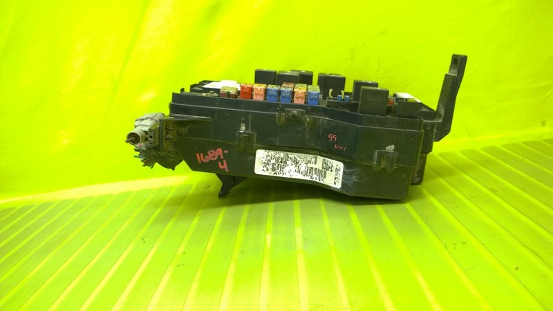 98 99 00 01 DODGE 1500 3.9L MT FUSE & RELAY BOX OEM 1689-4