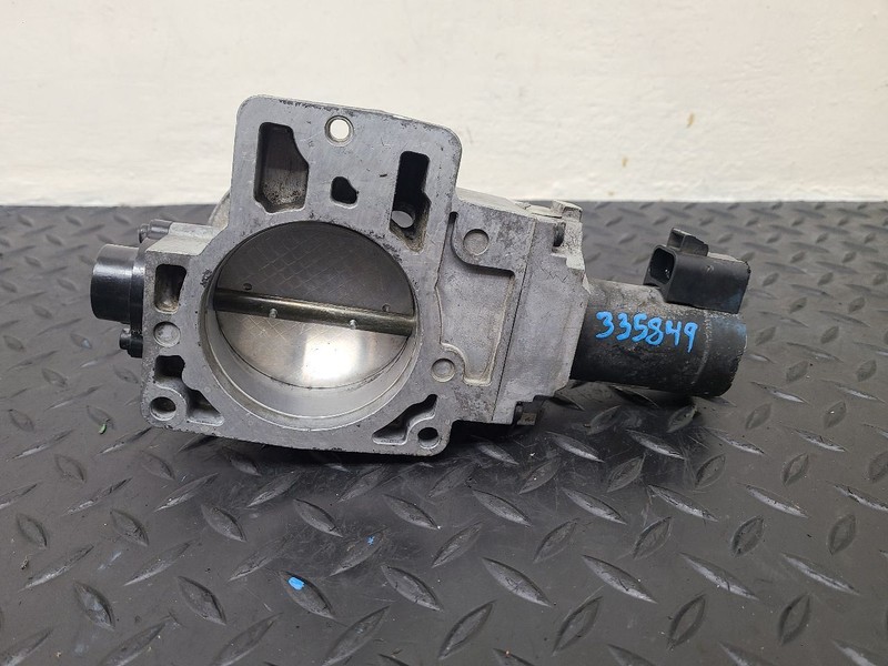 2002 Chevrolet Avalanch 2500 8.1L Throttle Body Valve Assembly OEM 17113671