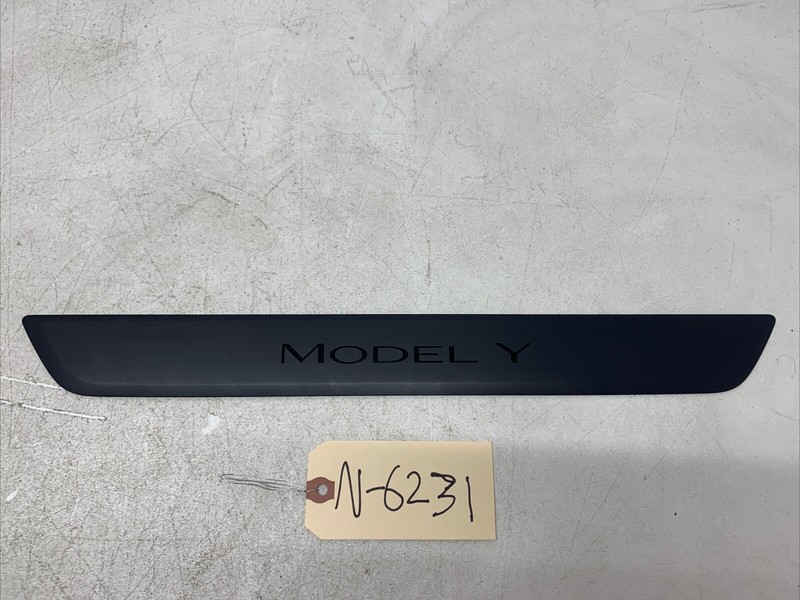 20-22 TESLA MODEL Y FRONT RIGHT SIDE DOOR SILL SCUFF PLATE COVER TRIM 6231 B44
