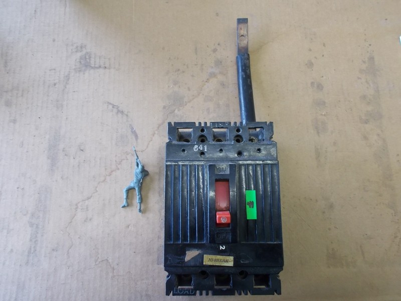 GE Hi-Break 3-Pole 30A Circuit Breaker *FREE SHIPPING*
