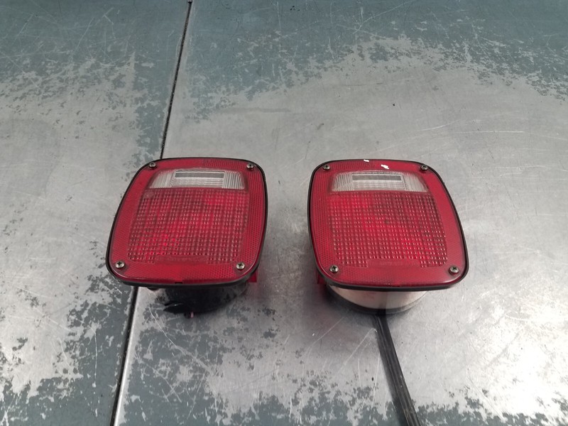 2004 Jeep Wrangler TJ Rubicon 4x4 Tail Light Set - * #1660 B1