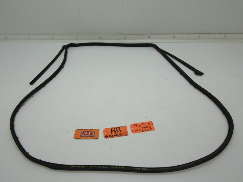RIGHT REAR DOOR PANEL RUBBER SEAL BODY STRIP WEATHER STRIPPING CLIPS TO DOOR