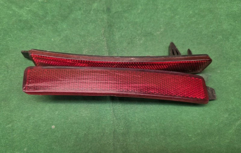 2010 - 2016 CADILLAC SRX REAR LEFT & RIGHT SIDE BUMPER COVER REFLECTOR OEM