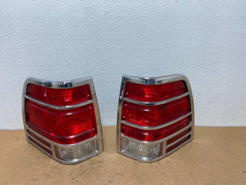 2003 2004 2005 2006 Ford Expedition Left+Right Tail Lights OEM AD1341 DW