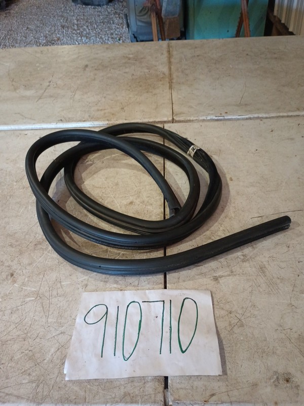 04-10 BMW 525i E60 OEM Front Right Door Weather-Strip Molding Rubber Seal