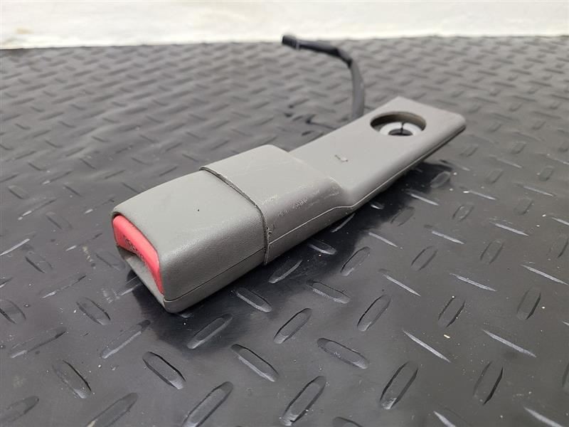 02-04 GMC Envoy Front Left Driver Seat Belt Buckle Gray OEM 88955805