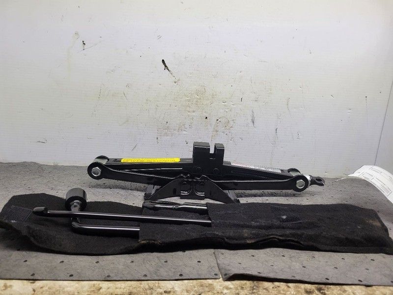 TUCSON 2013 Jack and Tool Kit 1703156