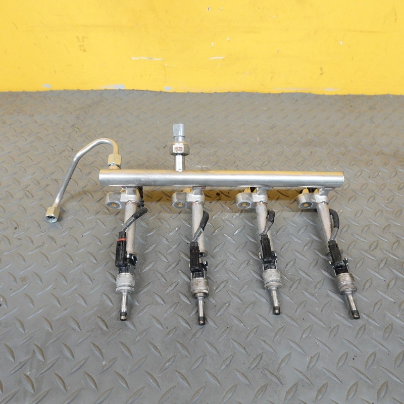 2019-2022 VOLVO XC40 FUEL INJECTION MOULDING RAMP ASSY FUEL RAIL OEM 31478555