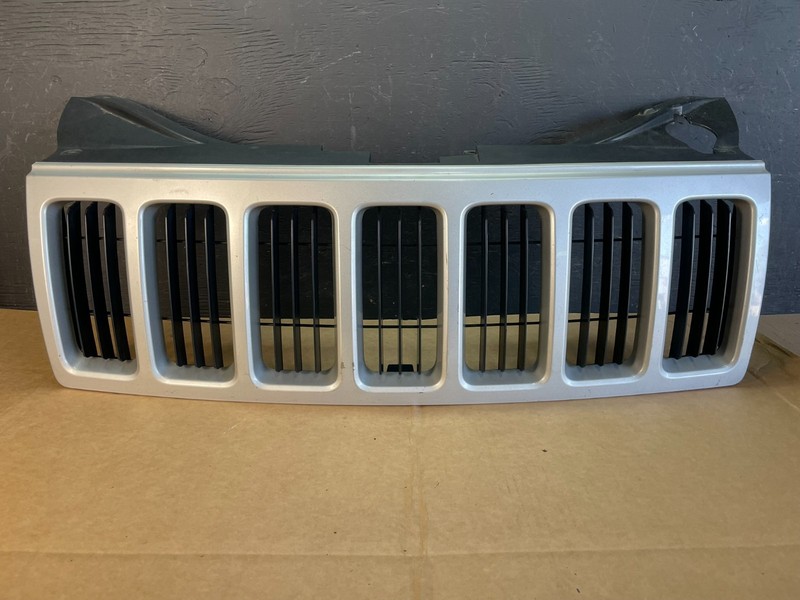 2008 2009 2010 Jeep Grand Cherokee Front Upper Grill Grille OEM AE0792 DG
