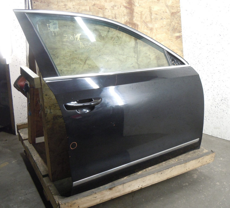 2016-2018 Volkswagen Passat Front Door Assembly Passenger Right Electric OEM