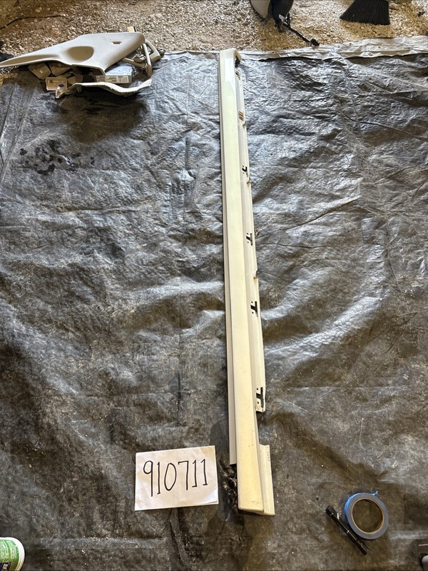 2006-2011 Cadillac DTS Rocker Panel Trim White Pearl Driver Left 15790901