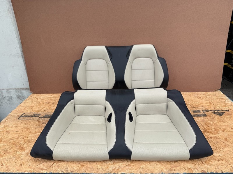 FORD MUSTANG GT CONVERTIBLE 15-23 OEM REAR LOWER AND UPPER SEAT SET (CERAMIC)