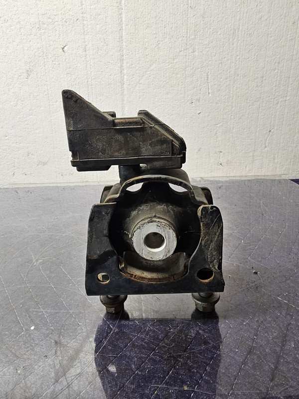 2010 toyota prius Front lower engine motor mount OEM