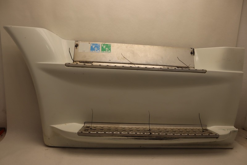 2008-2017 FREIGHTLINER CASCADIA 125 FRONT LEFT FAIRING STEP PANEL WHITE OEM