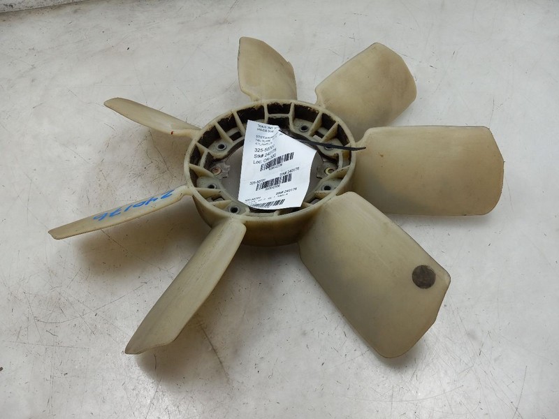 01-04 TOYOTA SEQUOIA LIMITED 4.7L RWD AT RADIATOR FAN BLADE