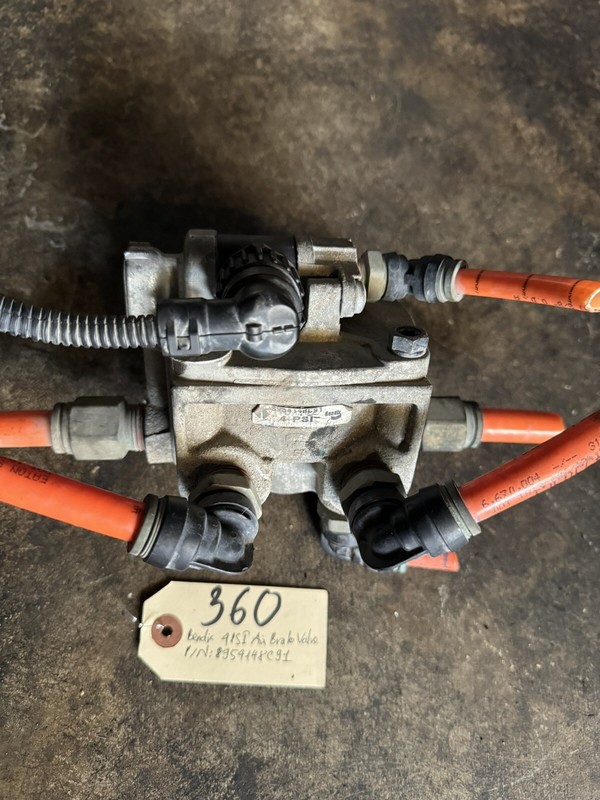 Bendix 4PSI Air Brake Valve - P/N: 8954148C91