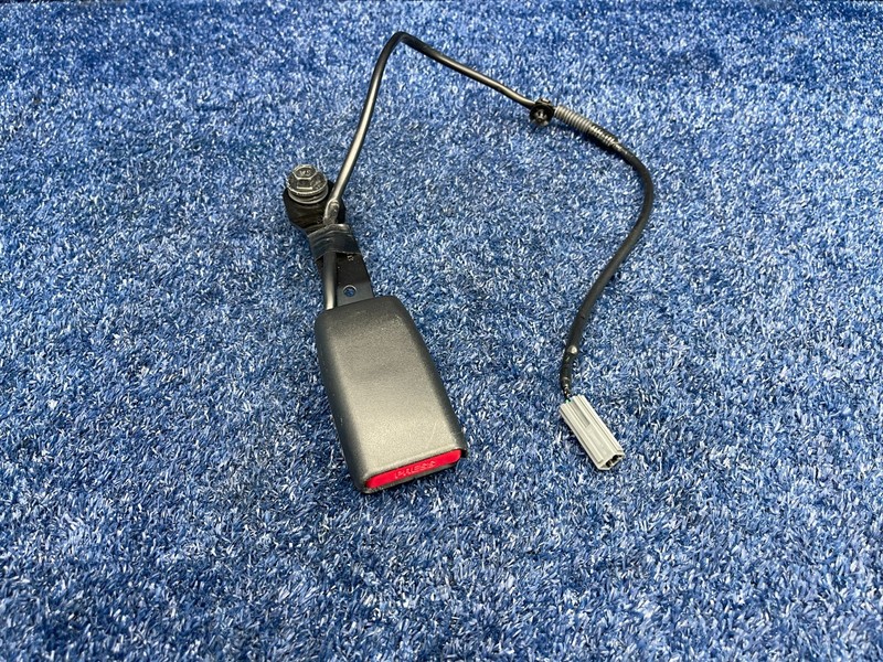 2017-2020 FIAT 124 SPIDER FRONT RIGHT PASSENGER SEAT BELT BUCKLE END OEM A170919