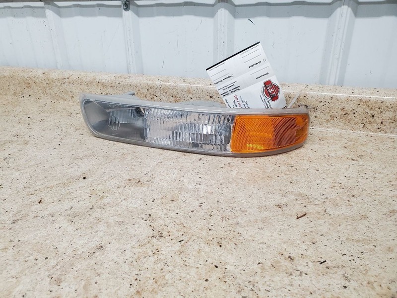 Passenger Corner/Park Light Below Headlamps Fits 00-06 SUBURBAN 1500 309426