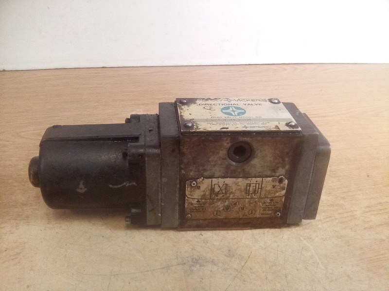 Vickers Sperry DG4S4 016C 50 Directional Valve