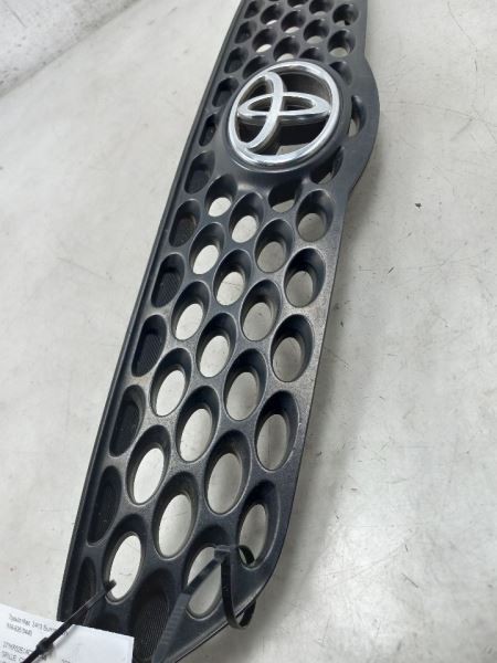 03-04 TOYOTA MATRIX FRONT UPPER GRILLE