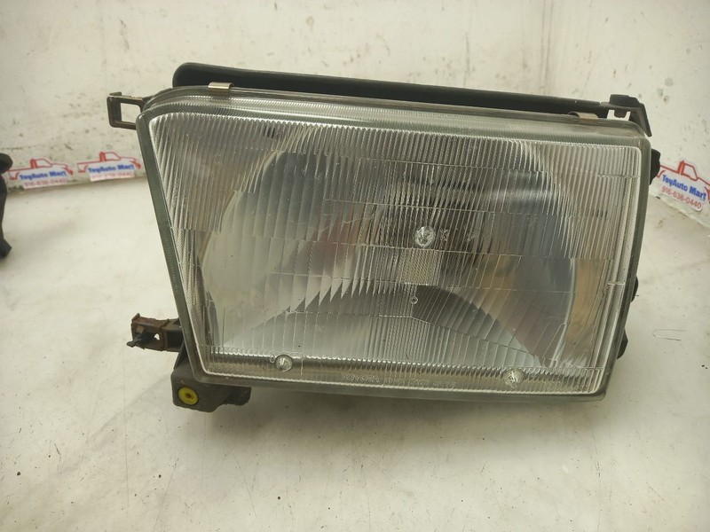 96 97 98 TOYOTA 4 RUNNER DRIVER LEFT HEADLIGHT