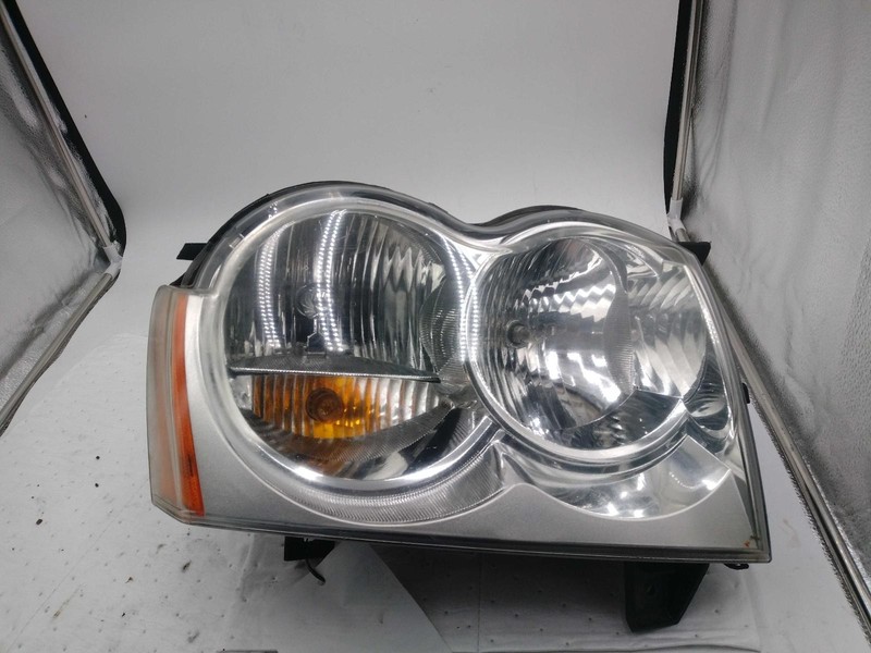 2006 Jeep Grand Cherokee Right Headlight Assembly White OEM 556341 Scuffs