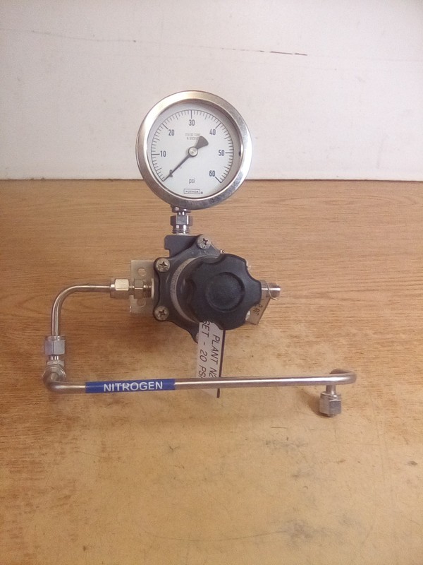 Fisher 67CR-207/K Pressure Regulator W/Noshok 1104879965 Pressure Gauge