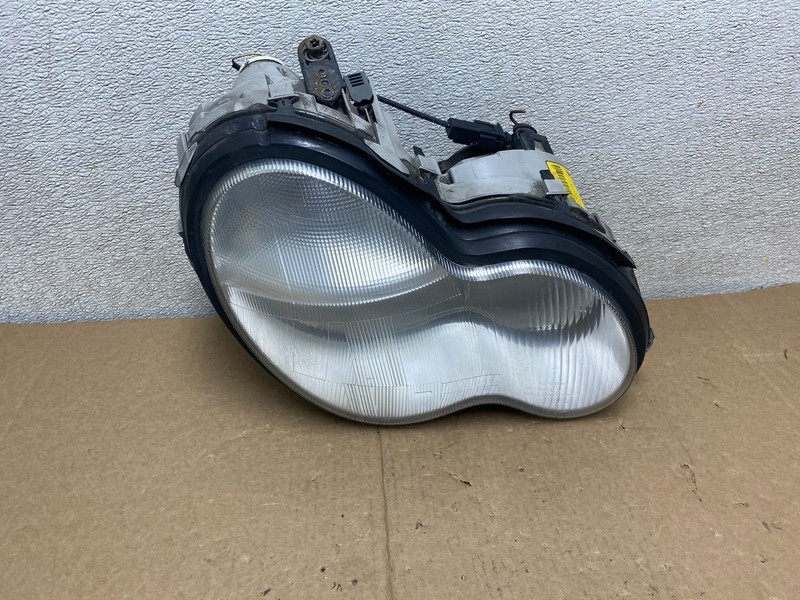 2001 - 2004 Mercedes-Benz C Class Halogen Right Passenger Headlight OEM U9791 DW