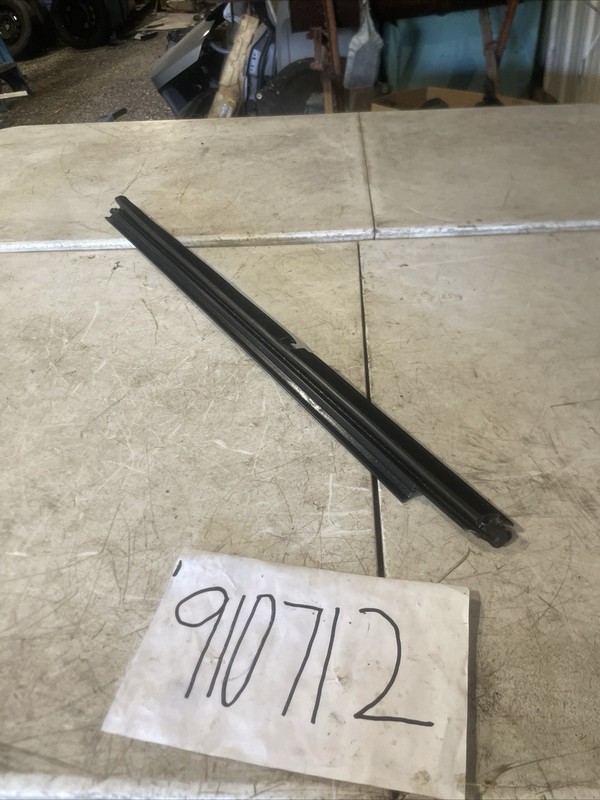 2004 -2009 Cadillac SRX REAR LEFTDOOR INSIDE BELT MOLDING